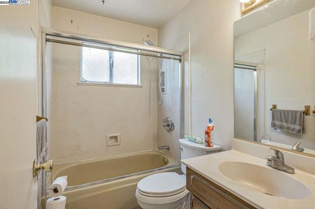 40122 Besco Dr, Fremont CA: https://media.crmls.org/mediaz/d32e32c8-d335-4224-b37e-42ae9e3ab950.jpg