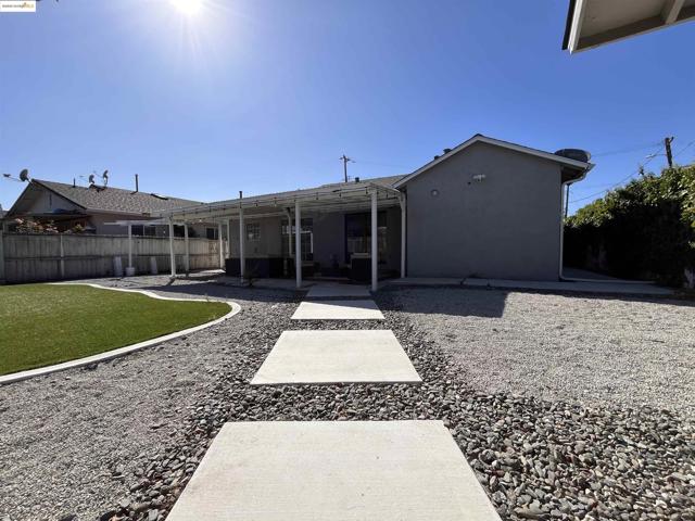 389 White Dr, Hayward CA: https://media.crmls.org/mediaz/d32e8327-87d7-4c8f-a9f6-a7054eebd4fe.jpg