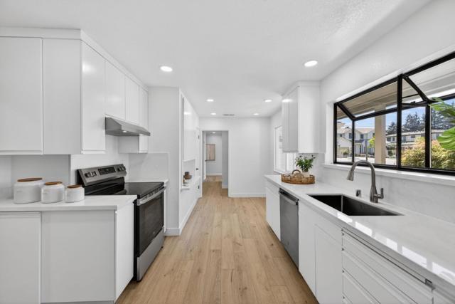 2169 Yorkshire Way, Mountain View CA: https://media.crmls.org/mediaz/d32ef9c1-c64d-42d7-994a-3b6f7b4230cc.jpg