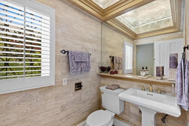 2205 Locust St, San Diego CA: https://media.crmls.org/mediaz/d32f5e58-6e67-449c-ab84-38870c55aa0d.jpg