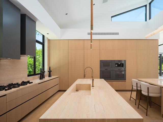 6283 La Jolla Scenic Drive S, San Diego CA: https://media.crmls.org/mediaz/d32fd37d-2dfb-4991-86ca-362f540b8c2a.jpg