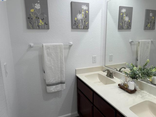 730 Morissette Way, Vacaville CA: https://media.crmls.org/mediaz/d3309881-e925-4a38-9b99-fbb5958402c5.jpg