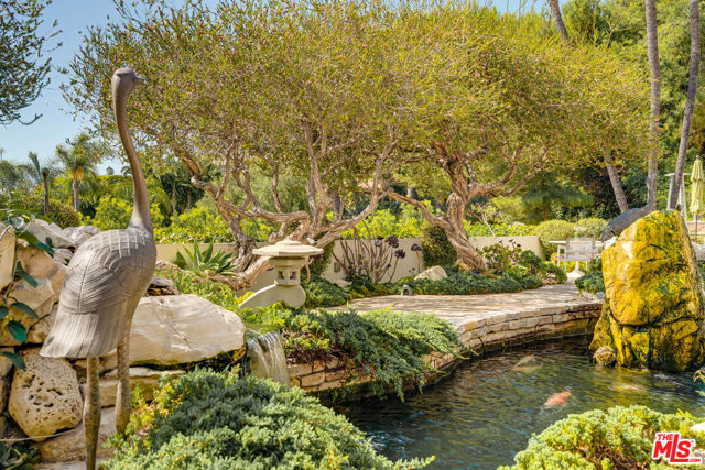 1821 Loma Vista Drive, Beverly Hills CA: https://media.crmls.org/mediaz/d331efd5-5f3c-49a9-aff4-be6d455dc297.jpg