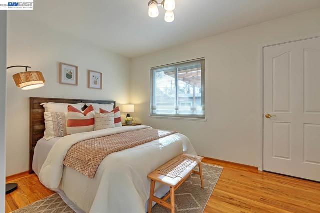 1515 Miramonte Ave, Mountain View CA: https://media.crmls.org/mediaz/d331fc8f-268d-4a24-9992-6c9866629eb2.jpg