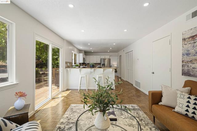 160 Manzanita Pl, Hercules CA: https://media.crmls.org/mediaz/d3321d54-b0b4-4ee0-b404-716733285e10.jpg