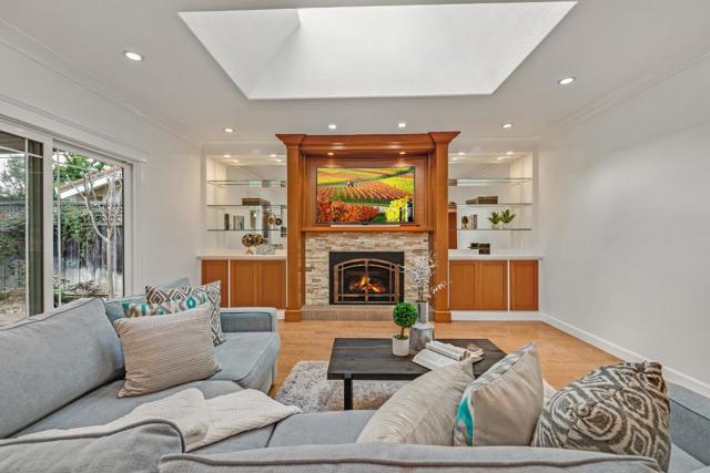 435 Ewing Drive, Pleasanton CA: https://media.crmls.org/mediaz/d33447a5-4801-470a-a955-623fc9f8ca9c.jpg