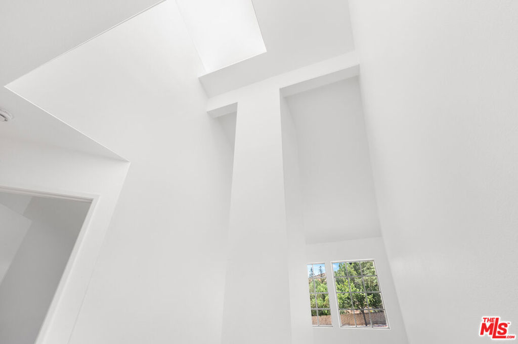 https://media.crmls.org/mediaz/d336500f-9650-4a03-97de-a0b2874e0b57.jpg?preset=X-Large