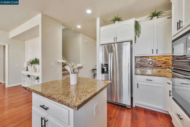 237 Dutra Vernaci Dr, Union City CA: https://media.crmls.org/mediaz/d33659ef-c371-437b-afa4-86cb3a6fd943.jpg