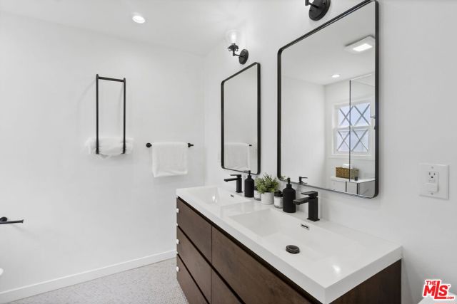 4723 Autry Avenue, Long Beach CA: https://media.crmls.org/mediaz/d336e215-afc9-4c5c-b10f-174151115b9f.jpg
