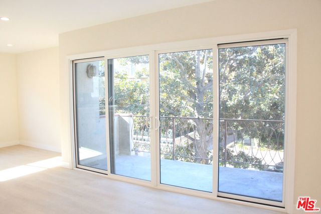 322 S Swall Drive, Los Angeles CA: https://media.crmls.org/mediaz/d33723c8-8773-42a8-ab58-41e414da70d1.jpg