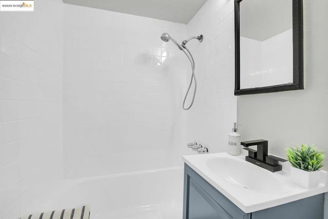 319 S 37Th St, Richmond CA: https://media.crmls.org/mediaz/d33745e3-6e27-4f9a-bdf3-f28a78f6dcfb.jpg