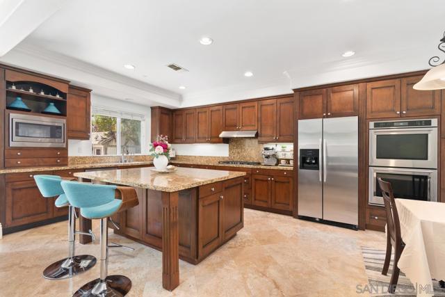 10237 Paseo De Linda, San Diego CA: https://media.crmls.org/mediaz/d337a549-4378-4d0c-bd03-c46d018c7296.jpg