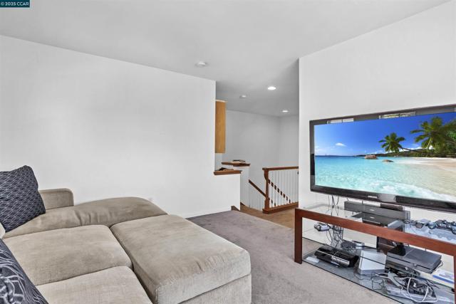 1186 Waverly Cir, Hercules CA: https://media.crmls.org/mediaz/d337cdd9-7ecd-403a-8870-67b43a141174.jpg