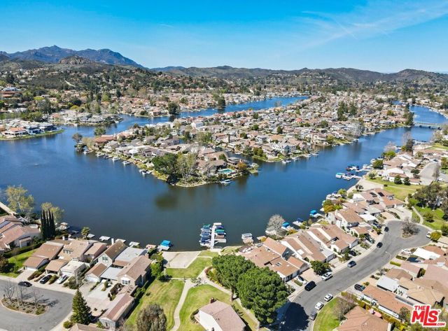 32134 Beachlake Lane, Westlake Village CA: https://media.crmls.org/mediaz/d3387dde-3ec8-4d43-9f57-5603634569ae.jpg