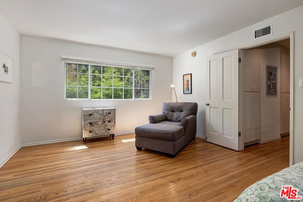 https://media.crmls.org/mediaz/d33a228c-21ef-43ec-9c21-5ed37dd1aae6.jpg?preset=X-Large