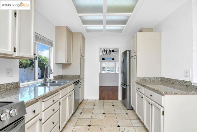 738 Valley Green Dr, Brentwood CA: https://media.crmls.org/mediaz/d33ba9e1-cba4-4fd3-8c93-6c40d245cdec.jpg