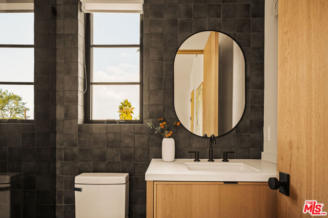 11556 Blix Street, Valley Village CA: https://media.crmls.org/mediaz/d33cf38e-d031-4423-b2a3-54d163d147ea.jpg