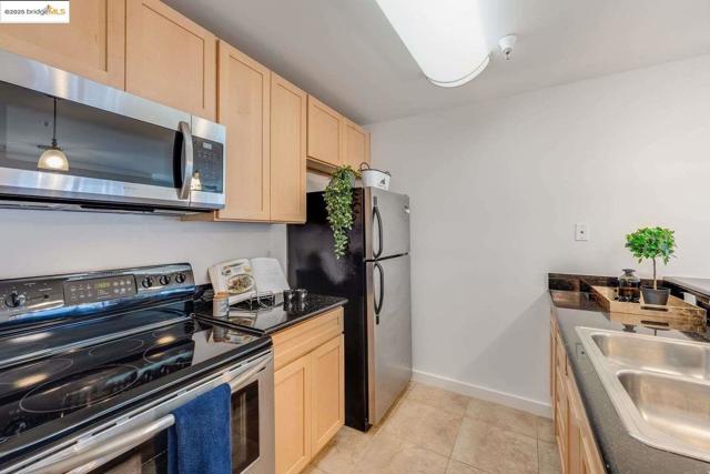 6400 Christie AVE, Emeryville CA: https://media.crmls.org/mediaz/d33dffda-a8e6-4a73-b791-cdfcf2a5c2f8.jpg