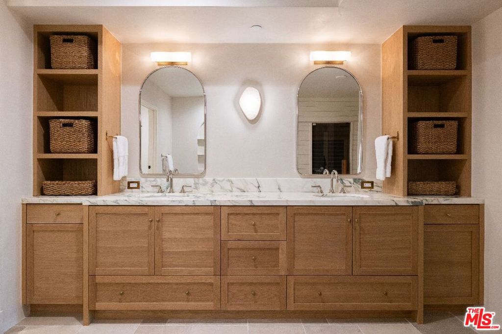 https://media.crmls.org/mediaz/d33f1d0f-0489-4b8b-980c-42d0b4c764f8.jpg?preset=X-Large