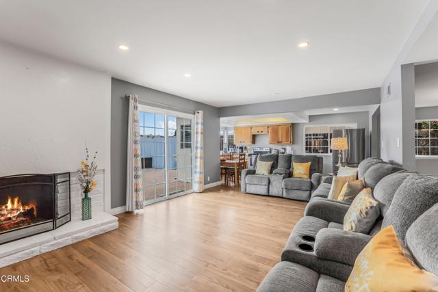 1215 Lawrence Way, Oxnard CA: https://media.crmls.org/mediaz/d3403a01-4754-4d4f-ac6c-3e50480fd58f.jpg