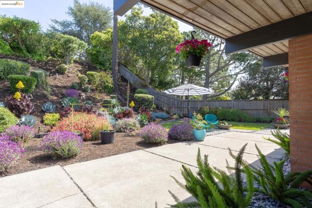 8156 Coach Dr, Oakland CA: https://media.crmls.org/mediaz/d3407e75-97c4-48c6-a8f3-ac676a0e207e.jpg