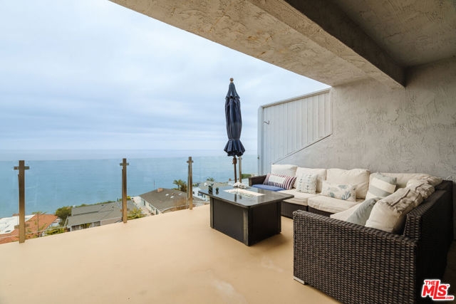 18203 Coastline Drive, Malibu CA: https://media.crmls.org/mediaz/d3416cad-5a4e-4abc-be51-11e6bfbdf67e.jpg