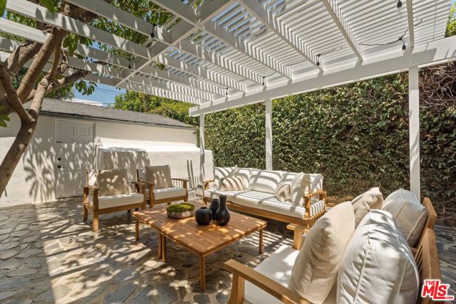 560 N Croft Avenue, West Hollywood CA: https://media.crmls.org/mediaz/d342e861-6a02-4543-9d3b-6be4971ed2d3.jpg
