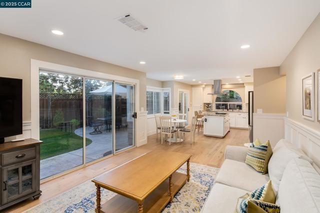 200 Hat Creek Ct, San Ramon CA: https://media.crmls.org/mediaz/d3431920-5f25-4fa9-9246-588aef3238e8.jpg