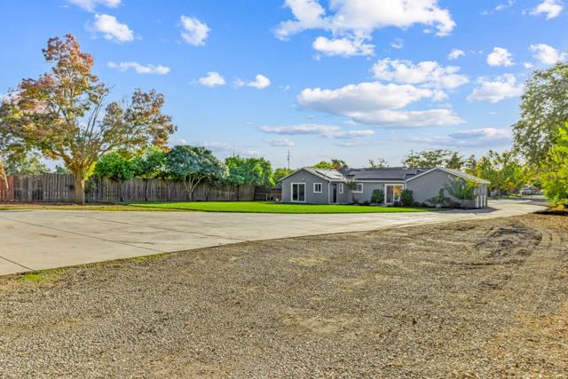 11840 Foothill Avenue, Gilroy CA: https://media.crmls.org/mediaz/d3432db0-f96b-446c-8409-3b3e6e48bc38.jpg