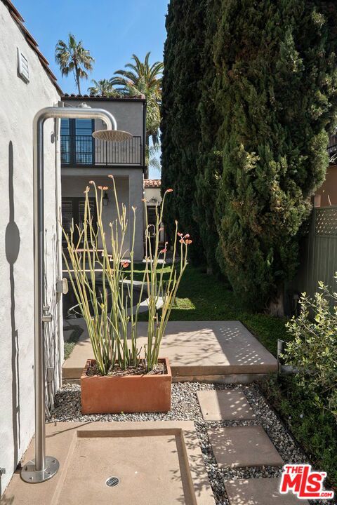 616 21st Street, Santa Monica CA: https://media.crmls.org/mediaz/d345070d-874d-4b1b-aa96-af1c80ec8f5c.jpg