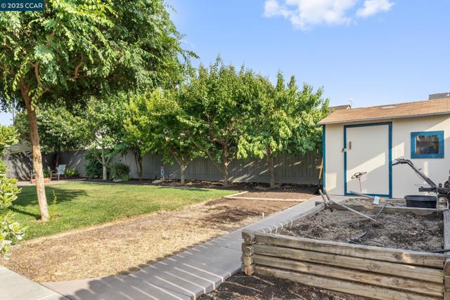 7100 Metcalf Way, Hughson CA: https://media.crmls.org/mediaz/d3454ff7-af78-4ff6-a61d-738edd292687.jpg
