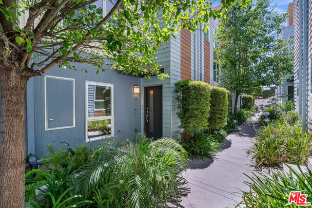 5633 Observation Lane, Los Angeles CA: https://media.crmls.org/mediaz/d3458f4f-dbdc-4922-b8c1-426c19475718.jpg