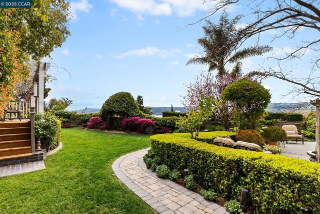 1620 Saint Francis Ct, Benicia CA: https://media.crmls.org/mediaz/d345e0df-26dd-4e6d-9025-378c4fa4838b.jpg