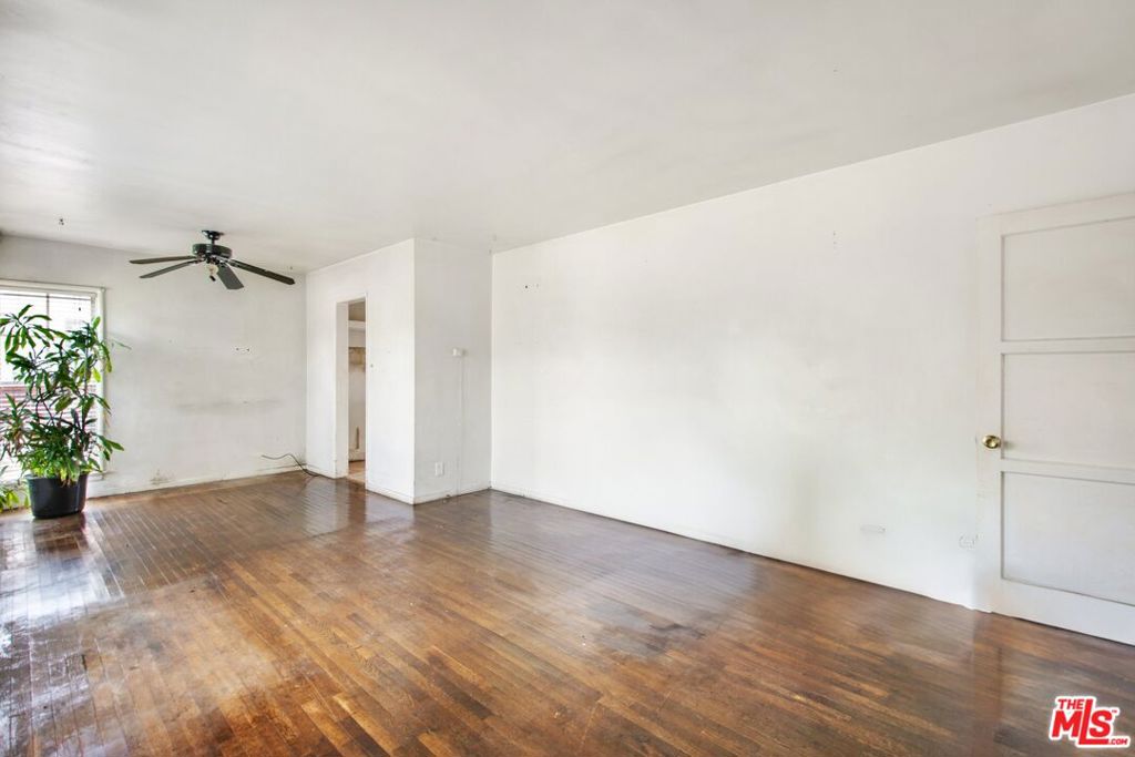 https://media.crmls.org/mediaz/d34688d1-14b6-4c30-b0c0-52feef01a7cd.jpg?preset=X-Large