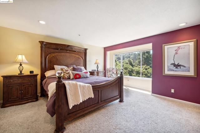 2335 Tunnel Rd, Oakland CA: https://media.crmls.org/mediaz/d3468d57-4f71-4443-87f1-5190d46d850a.jpg