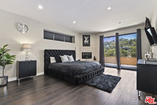5940 Manola Way, Los Angeles CA: https://media.crmls.org/mediaz/d346d86f-a7e8-4ca1-a554-b3ba3274ce7e.jpg