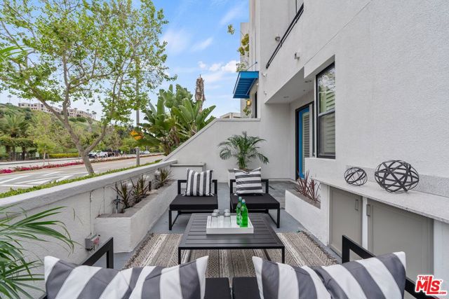 12923 Bluff Creek Drive, Los Angeles CA: https://media.crmls.org/mediaz/d34772fe-886a-403c-beeb-75b2186374af.jpg
