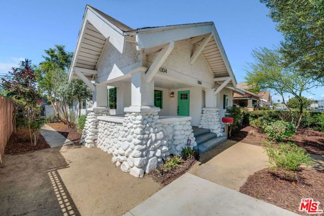 1304 -1306 W 48th Street, Los Angeles CA: https://media.crmls.org/mediaz/d34791e5-d4e6-42d3-95bf-0629a67d3d02.jpg