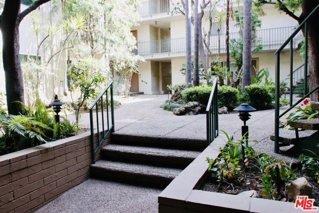 10240 Camarillo Street, Toluca Lake CA: https://media.crmls.org/mediaz/d347ac8a-9eed-4a63-ac16-6f87fb621d01.jpg