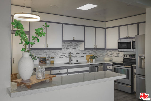 4829 Whitsett Avenue, Valley Village CA: https://media.crmls.org/mediaz/d347b5a7-9db6-4b7f-8426-bf009efa373d.jpg