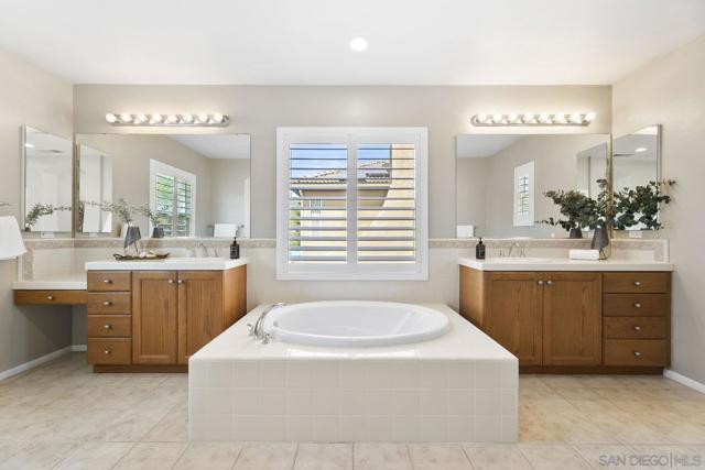 2337 Douglaston Glen, Escondido CA: https://media.crmls.org/mediaz/d348ea2f-5999-4955-a658-6bd395f85ba9.jpg