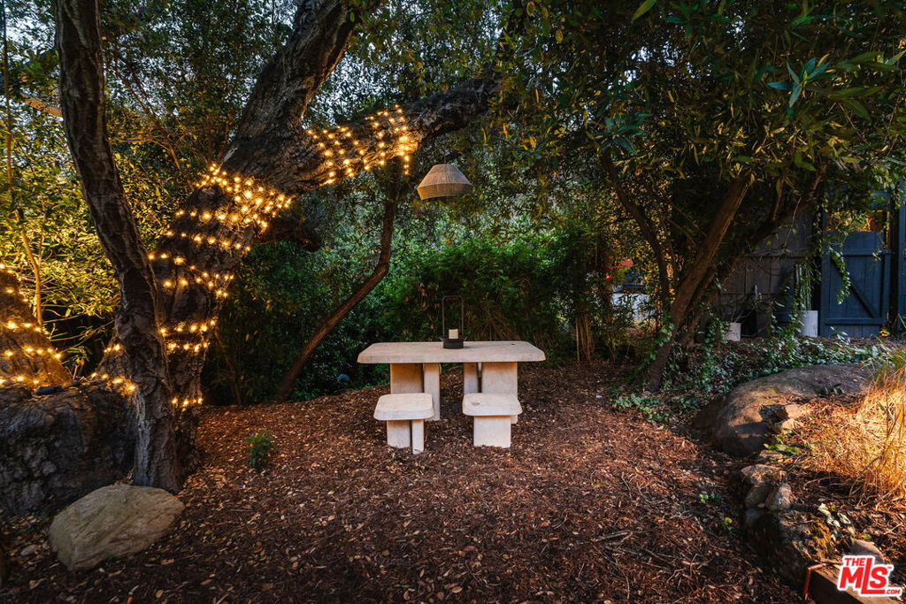 https://media.crmls.org/mediaz/d34ab8eb-3a90-42ca-9aeb-ef439c620d06.jpg?preset=X-Large