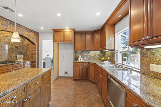 287 Golden Fern Court, Simi Valley CA: https://media.crmls.org/mediaz/d34ad1cb-5e60-4bf7-9d1b-7f4adabcc148.jpg