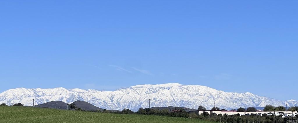 https://media.crmls.org/mediaz/d34b3717-5974-4c9d-96ba-6f3a8c85c3b4.jpg?preset=X-Large