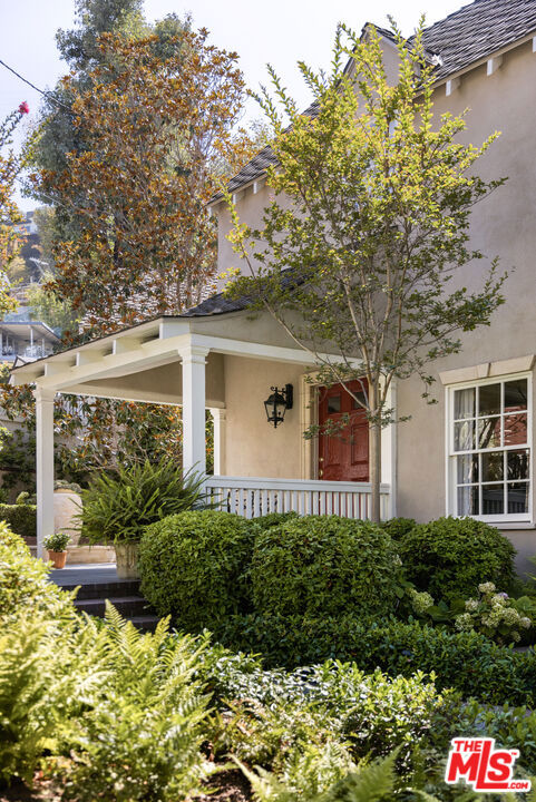 1612 Sunset Plaza Drive, Los Angeles CA: https://media.crmls.org/mediaz/d34b6e5a-6b2f-4dc5-86e1-0b20969e690d.jpg