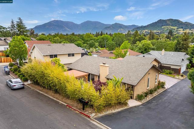 5588 Gonzalez Ct, Concord CA: https://media.crmls.org/mediaz/d34ce309-92cb-4359-a4d0-91e91a81ec10.jpg