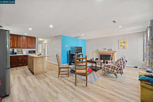 7447 Lockwood St, Oakland CA: https://media.crmls.org/mediaz/d34e1250-44a2-436c-b9e9-418c2866f253.jpg