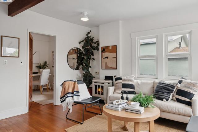 951 Madison St, Albany CA: https://media.crmls.org/mediaz/d34ef564-afc4-4c9a-8409-659864c6df8d.jpg