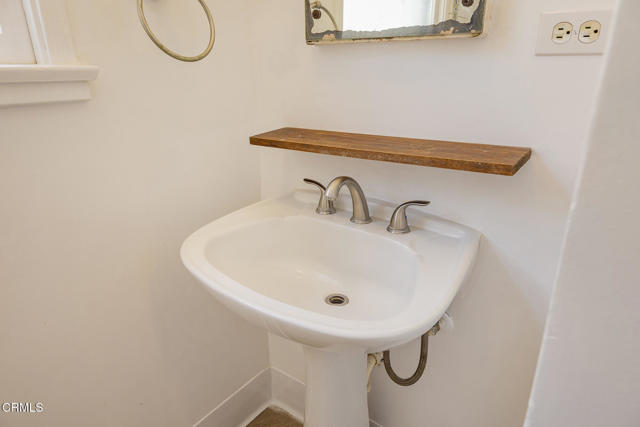 237 N Katherine Drive, Ventura CA: https://media.crmls.org/mediaz/d34f8212-e646-4beb-93bb-4bef9f0030cb.jpg