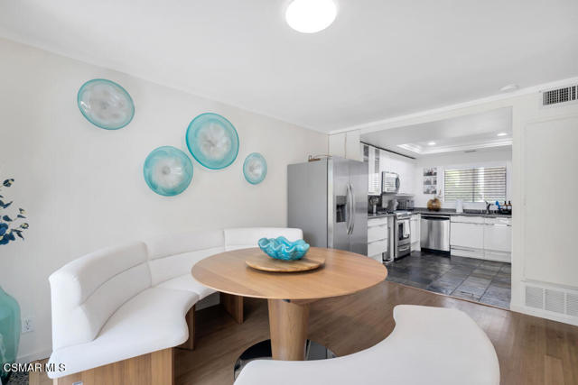 1218 S Westlake Boulevard, Westlake Village CA: https://media.crmls.org/mediaz/d35088c5-158c-47db-b583-e56ac04c7628.jpg